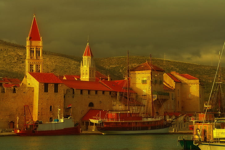 Kroatien, Dalmatien, Trogir, gamla stan, hamn, fartyg, båtar