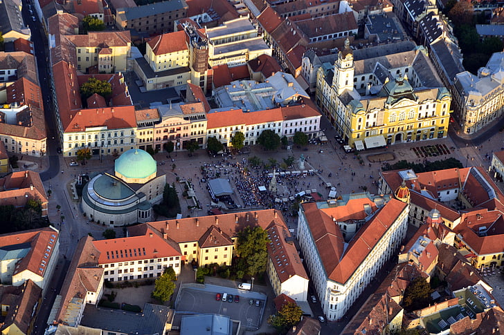 Pečuh, džamija, Baranje, mjesta od interesa, Crkva, u centru grada, Széchenyi trg