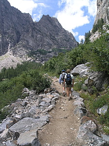 excursionistas, montaña, senderismo, mochila, rocas, paisaje, caminando