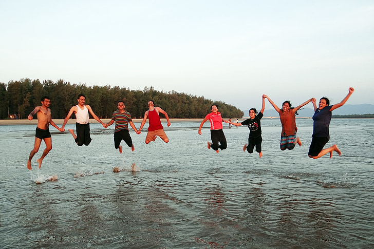 gelukkige mensen, Gelukkig, springen, strand, FROLIC, jongeren, Arabische Zee