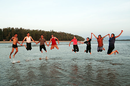 gens heureux, heureux, saut d’obstacles, plage, Frolic, jeunes, la mer d’Oman