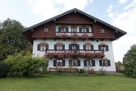 sodyba, Bavarija, Aukštutinė Bavarija, senas, kaimiško stiliaus, medienos, gėlių lovelis