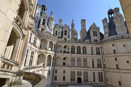 chambord, château de chambord, courtyard of the castle, windows, arcs, arcade, balustrade