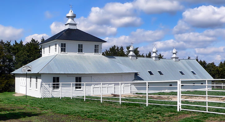 Nebraska, prodejní pavilon, stodola, plot, obloha, mraky, budova
