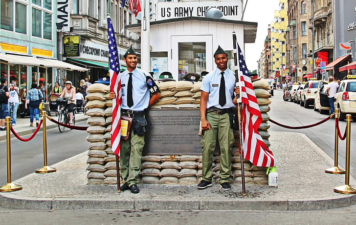 Berlín, Checkpoint charlie, frontera, protector de la frontera, históricamente, casa frontera, América
