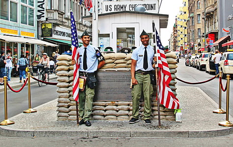 Berlín, Checkpoint charlie, frontera, protector de la frontera, históricamente, casa frontera, América