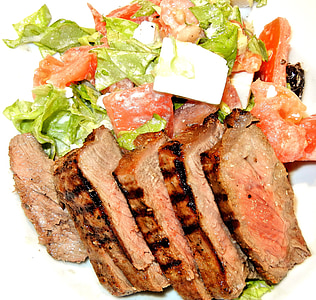 BBQ steak, krájené, salát, jídlo