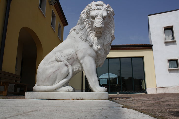 San leone, Lauva, statuja