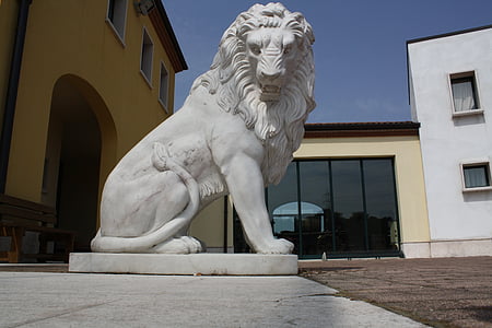 San Leonės, Liūtas, statula