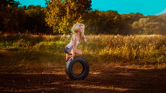 fille avec une roue, photoshoot, en short, au cours de l’été, modèle, sport, rubrique