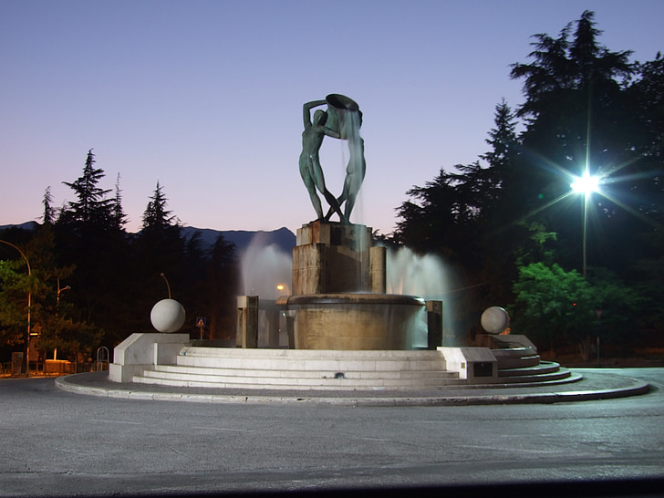 socha, Památník, město, Fontana, L'Aquila, Abruzzo, Itálie