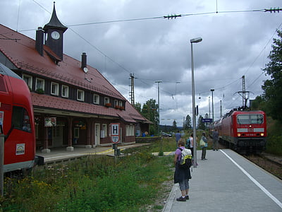 Vale de urso, plataforma, Estação Ferroviária, ferrovia, tráfego ferroviário, nuvens