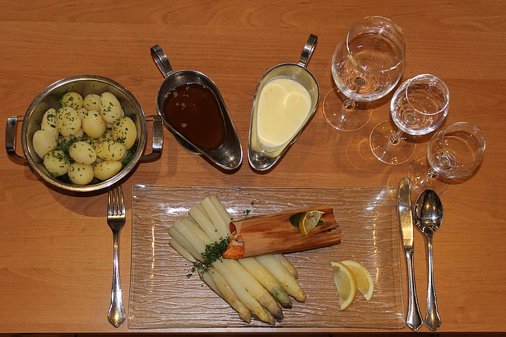 espárragos, plato de espárragos, Salmón palmo libro, salmón, patatas, mantequilla, salsa holandesa