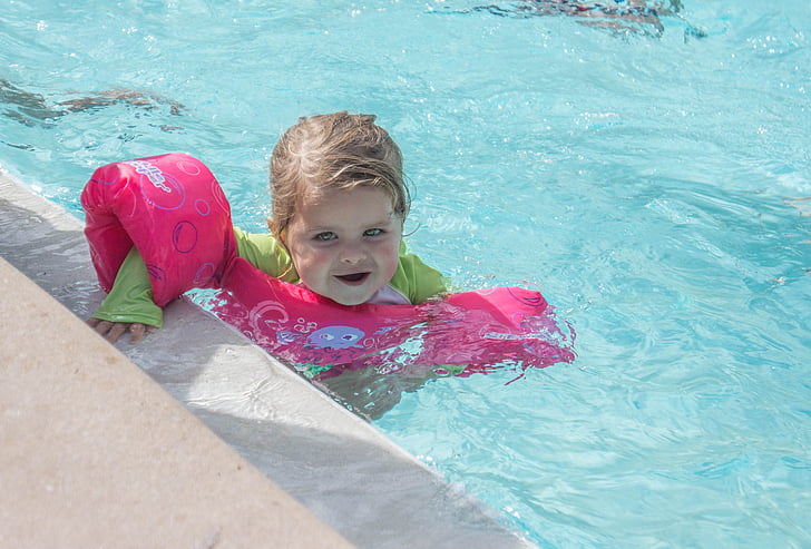 το παιδί, κολύμπι, βραχίονας επιπλέει, πισίνα, νερό, διασκέδαση, Ευτυχισμένο