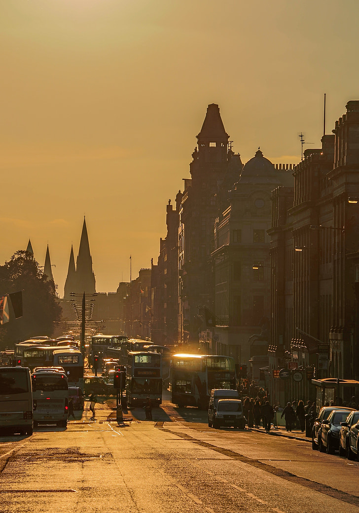 Edinburgh, Princess street, nákupní ulice, Doprava, automobily, autobusy, ulice v Edinburghu