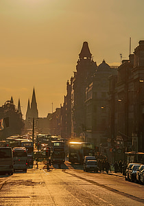 Edinburgh, Princess street, nákupná ulica, preprava, autá, autobusy, ulici v Edinburgu