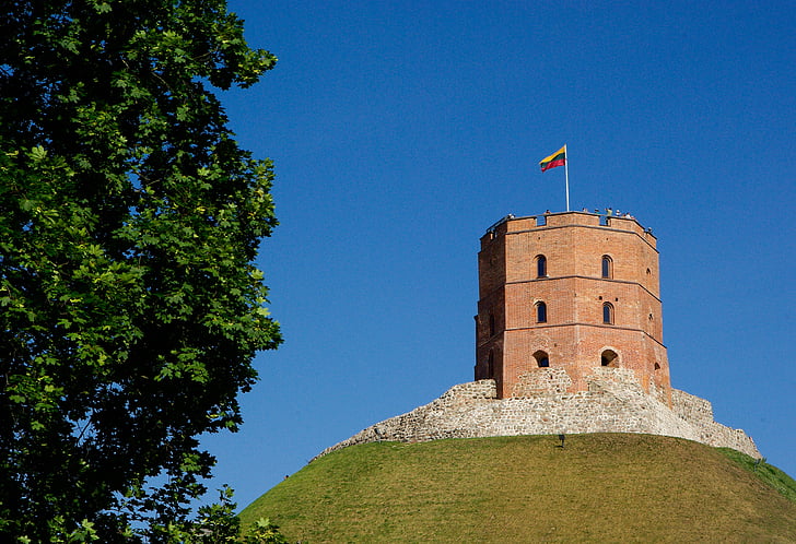Lituania, Vilnius, Castillo, Torre, jardín público, estacionamiento, colina