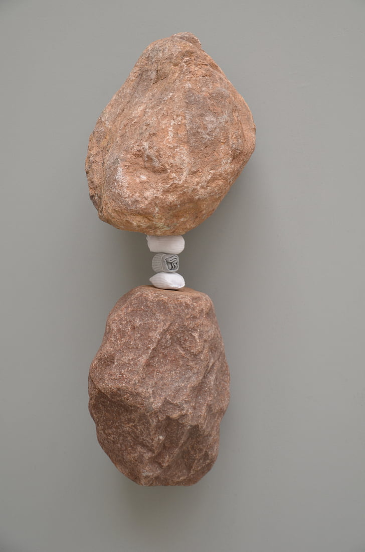 pierres, art, Biennale, sculpture, mémoire tampon, suspension