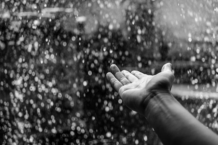 en noir et blanc, main, personne, il pleut