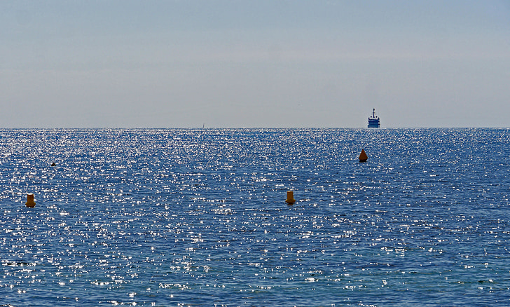 på öppet hav, Horisont, Medelhavet, bojar, motoryacht, motljus, blå