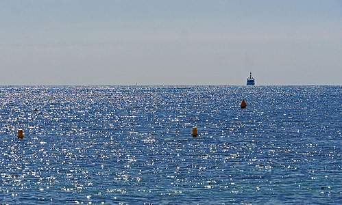 en alta mar, horitzó, Mediterrània, boies, iot de motor, torna la llum, blau