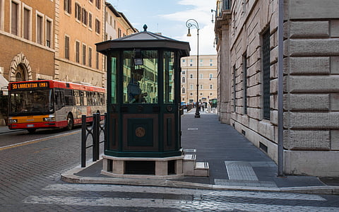 Taliansko, Rím, polícia, stánok, policajt