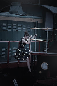 Das Mädchen in der Nähe des Bahnhofs, Dampflokomotiven, Retro, Kleid, Sommerkleid, Schönheit, Foto