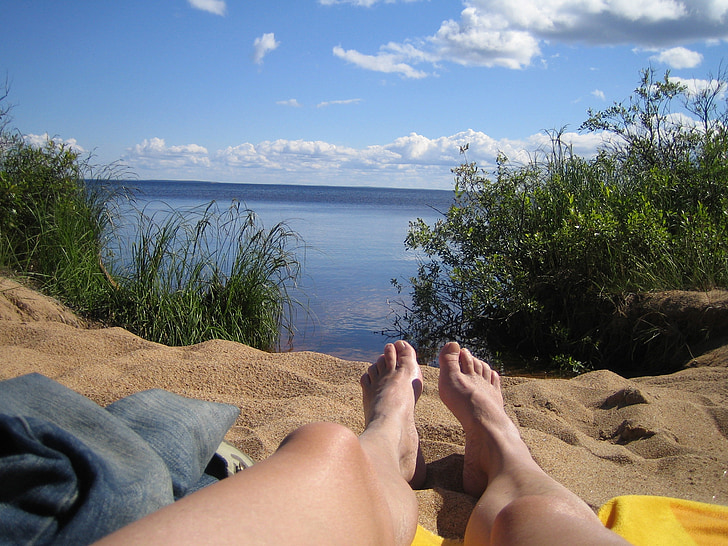Finlandés, hombre, vacaciones de verano, Foto de paisaje, en el lago oulu, Playa, agua
