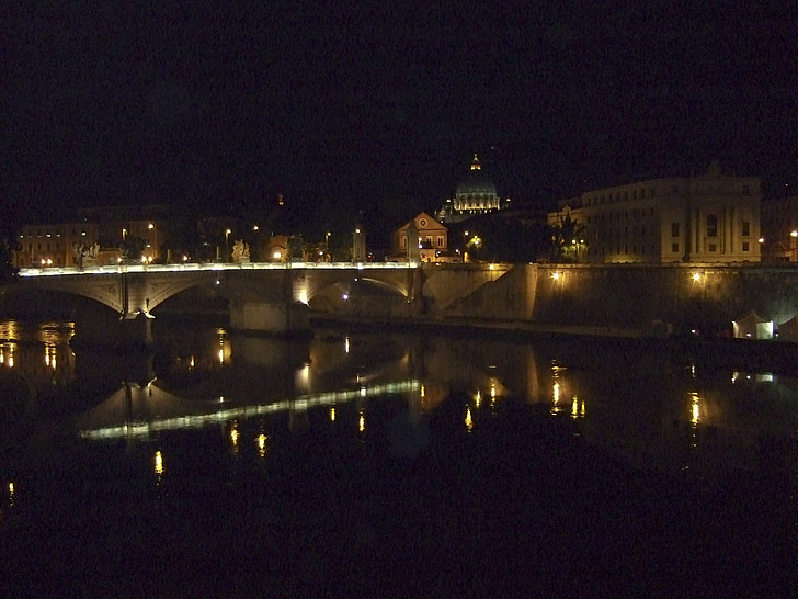 Rím, noc, rieka