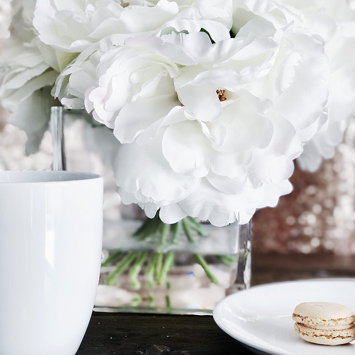 coffe krūze, baltas puķes, macaron