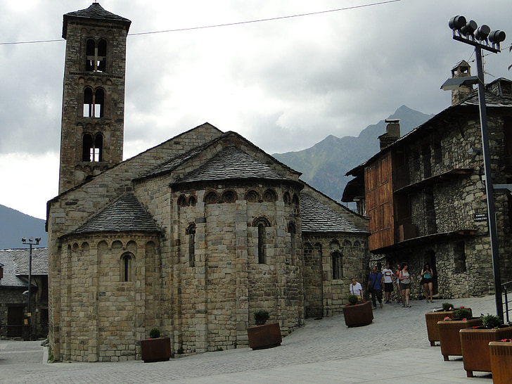 Faluház, rhaeto román, templom, Spanyolország, Pyrénées, val de boi, román