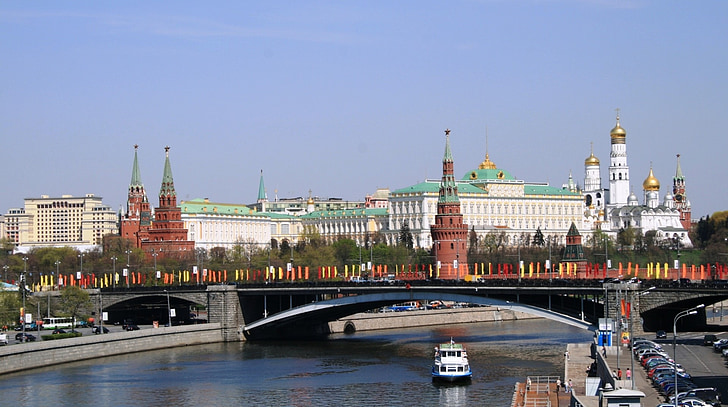 rivière, eau, remblai, pont, drapeaux, tours de mur de Kremlin, Palais grand de kremlin