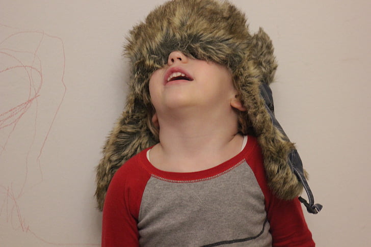 nen, tres anys d'edat, barret uszatka