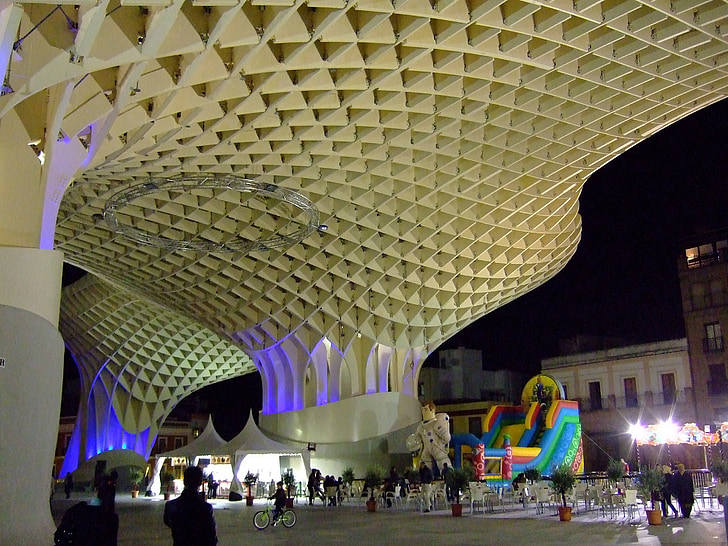 Galvenais laukums, Sevilja, Spānija, Andalūzija, naktī, cilvēki, arhitektūra