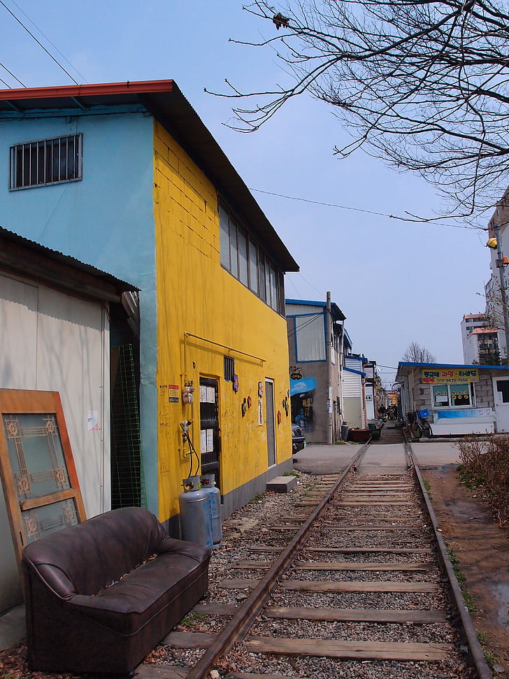 철도, 벽화, 노란색, 건물, 오래 된도