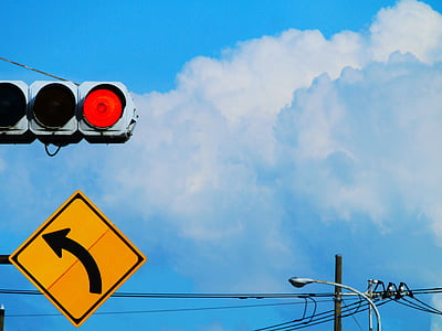 červené světlo, dopravní značení, křivka, žlutá, červená, modrá obloha, oblaka cumulus pozorované