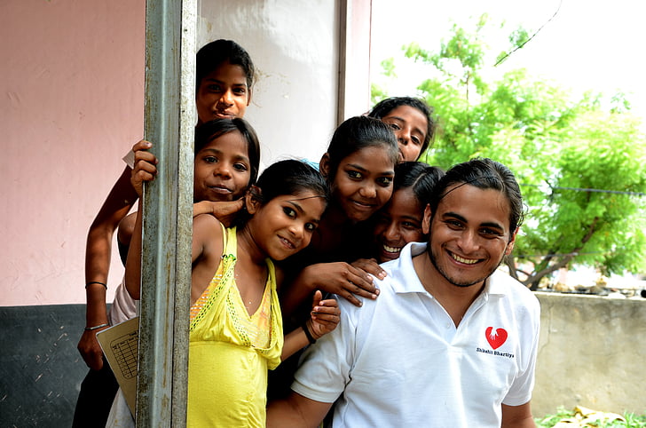 τα παιδιά, Ινδία, τους εθελοντές, άτομα, χαμογελώντας, γυναίκες, ευτυχία