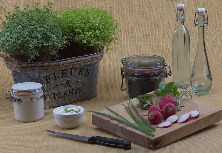 stilla liv, flaskor, glas, grönsaker, dekoration