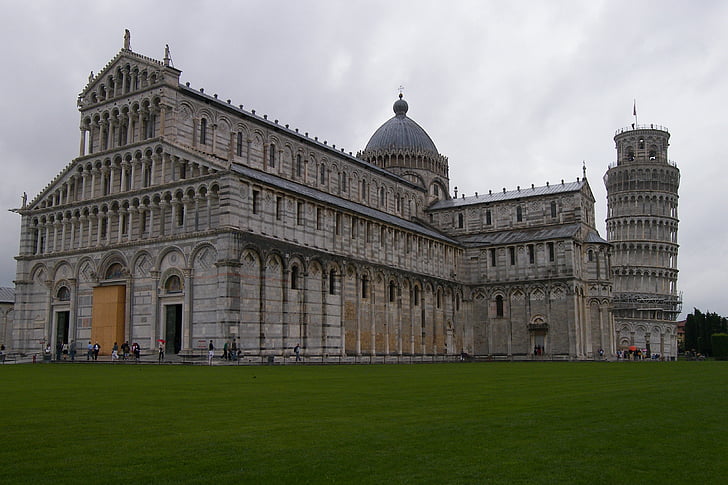 náměstí s katedrálou, náměstí Piazza del duomo, Pisa
