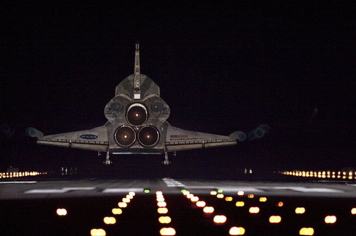 el transbordador espacial endeavour, aterratge, llums, pista, missió completa, nit, vol