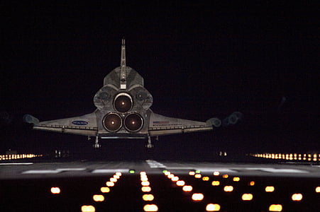 el transbordador espacial endeavour, aterratge, llums, pista, missió completa, nit, vol