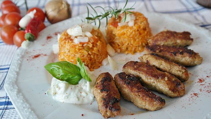 ΕΣΤΙΑΤΟΡΙΟ με ΤΟΠΙΚΗ Κο, κρέας, ο κιμάς, djuvec, zaziki, φάτε, ρύζι