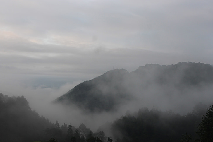 de rokerige bergen, wolken, mist