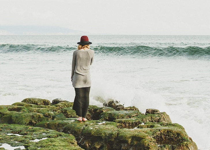 femeie, în picioare, cu care se confruntă, val, mare, pălărie, ocean