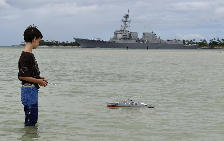 Хлопчик грає, іграшка, човни, контраст, військово-морські сили, корабель, дитина