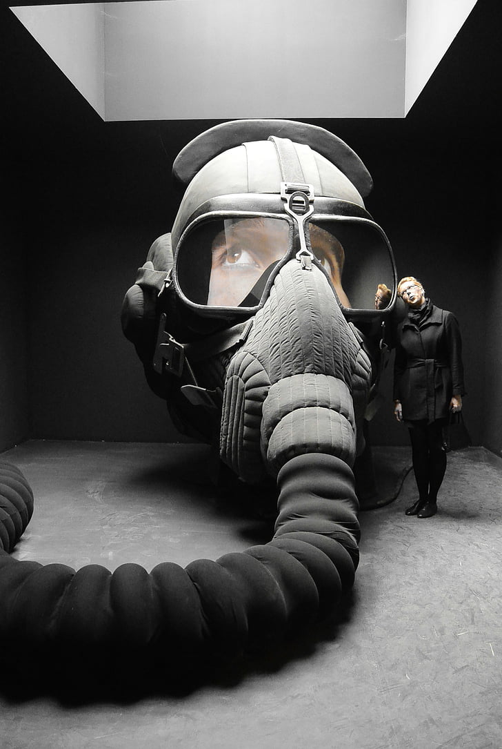 défense antiaérienne, art, Biennale, installation, Flyer, masque à gaz, masque à air