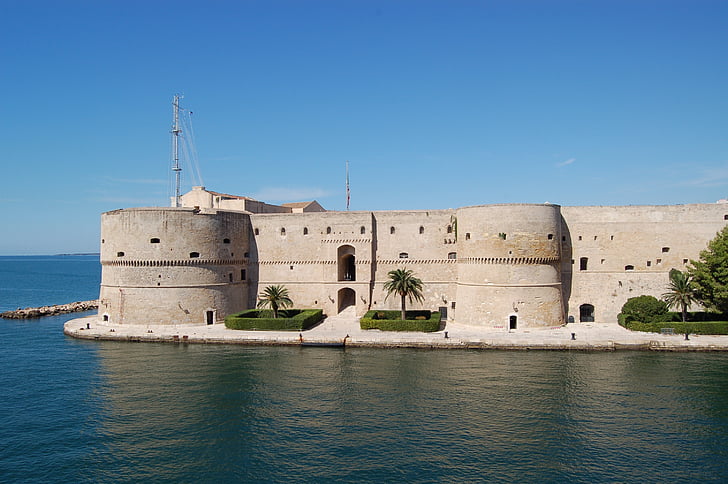 Puglia, Taranto, pils, jūra