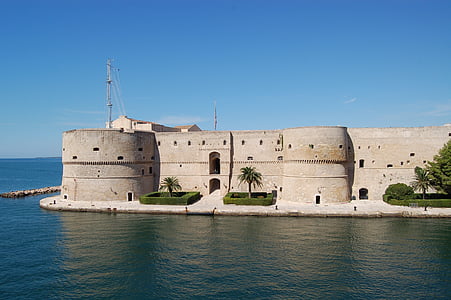 Puglia, Taranto, hrad, more