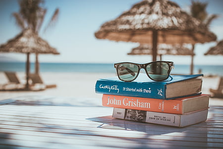 knihy, čtení, pláž, dovolená, sluneční brýle, odpočinek, relaxace