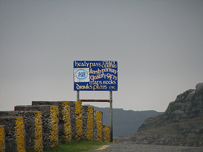 Irland, Straßenschild, Hügel